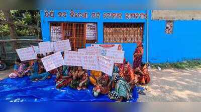 Women sat on dharna in front of the liquor shop demanding its closure