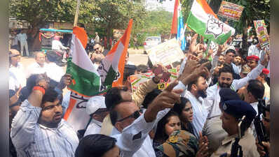 Cong protests outside EC office in city, seeks CEC’s resignation