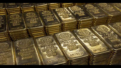 Gold hits 7-week low as oil surge fuels rate hike bets