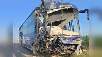 Delhi–Lucknow sleeper bus overturns on Ganga Expressway, 17 injured
