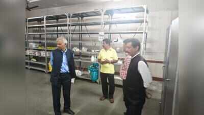 SPPU vice-chancellor makes surprise visit to university refectory, checks food quality and hygiene