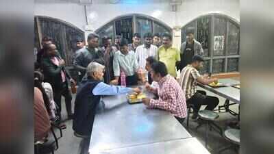 SPPU vice-chancellor makes surprise visit to university refectory, checks food quality and hygiene