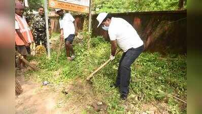 Jharkhand minister Yogendra Prasad leads ‘Swachhata hi Seva’ cleanliness drive in Ranchi