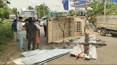 Goods auto overturns following collision near Pallipalayam, traffic hit