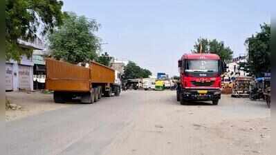 Trucks parked along Kanakpura Road choke traffic near Gokulpura Phatak