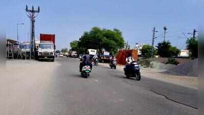 Trucks parked along Kanakpura Road choke traffic near Gokulpura Phatak