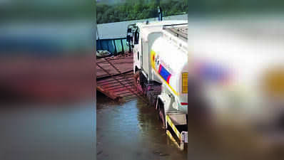 Private ferry drops diesel tanker into waterbody at Adpai