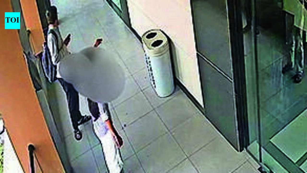 Web designer held for flashing woman in mall