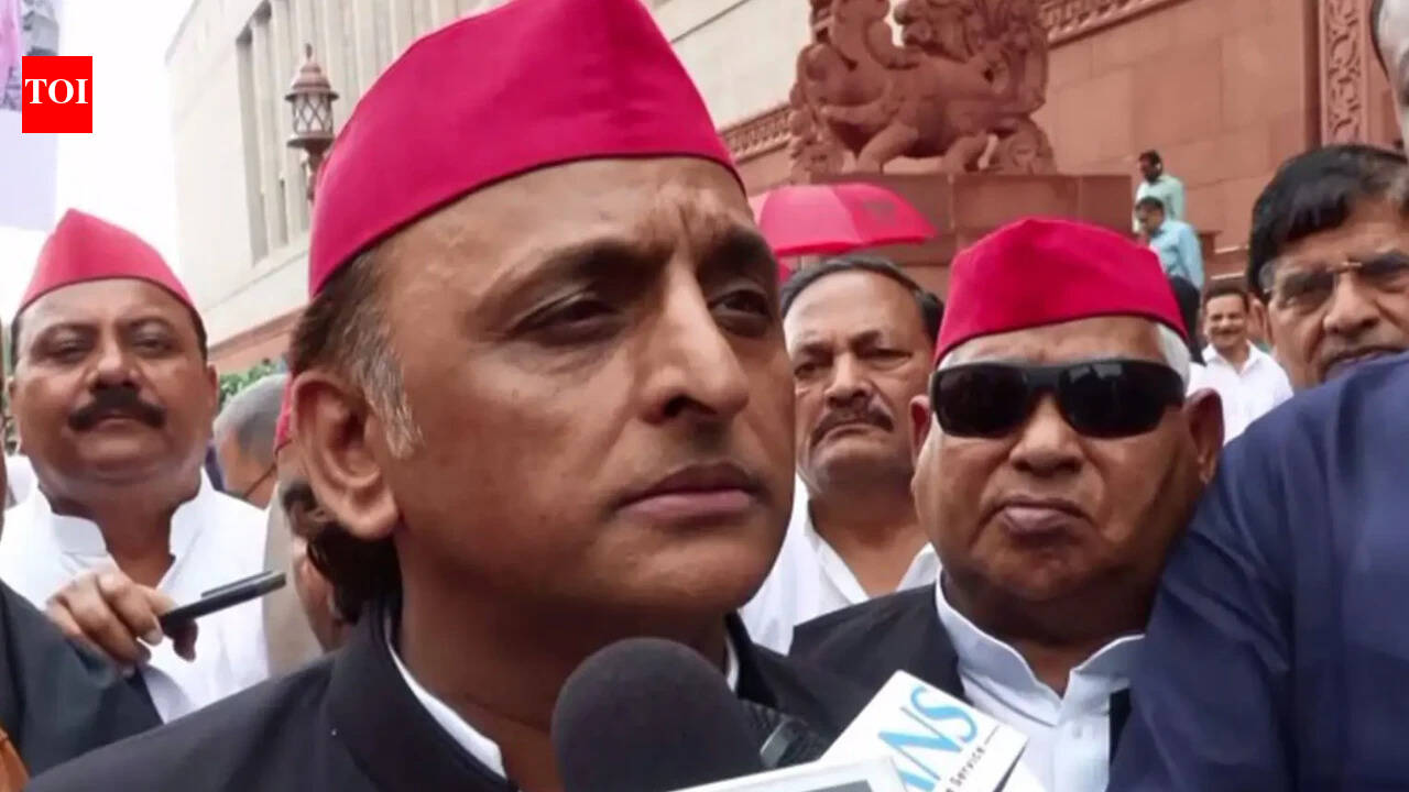 'Their time is up': Akhilesh Yadav slams Centre over police action at Jantar Mantar protest against CEC