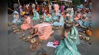 Faith transcends war as Russian, Ukrainian nationals perform Pitripaksh rituals together