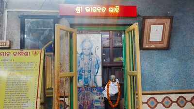 For 65 yrs, Gandhi idol worshipped alongside Lord Jagannath in silk city temple