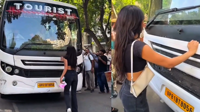 Delhi gets its Rhiya Ahir moment? Woman blocks police vehicle at Jantar Mantar protest