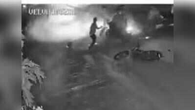 Five assault medical rep, flee with bag and phone