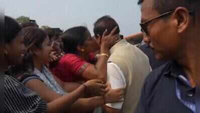 Deja vu for Himanta: Another kiss at rally, CM says memes will haunt him