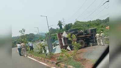 Truck overturns on Curti-Shapur bypass, driver Injured