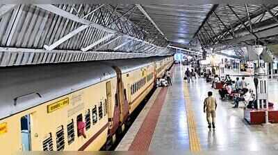 Cop saves passenger from falling into platform gap