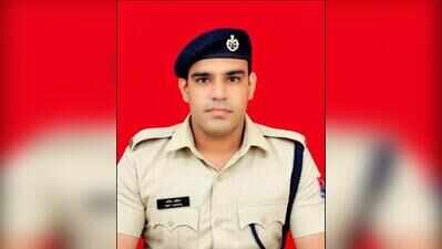 Cop saves passenger from falling into platform gap