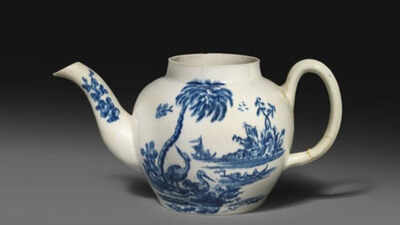 A UK collector paid £15 for a broken, lidless teapot at a 2016 auction; experts identified it as one of only seven known John Bartlam pieces, and it sold for £575,000 to The Met in New York
