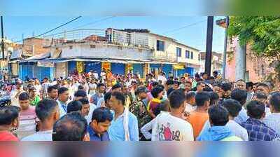 Road blocked in Chatra after man dies in bike accident