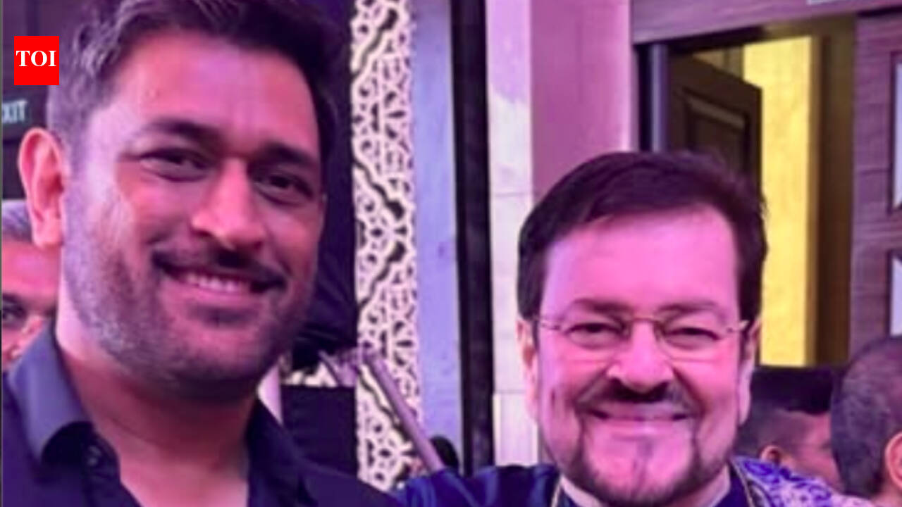 MS Dhoni meets Nitin Mukesh and his family; veteran singer says he is 'Thala' for a reason