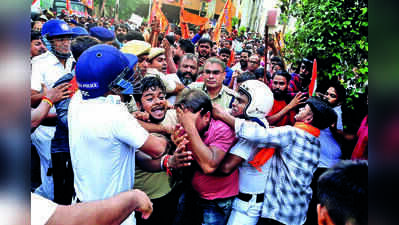 Right-wing protesters revisit SRFTI, clash with cops