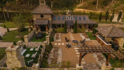 In 2025, a 118-acre Tennessee estate sold for $6.8 million with just 1,000 sq ft of living space; after a build-out to 17,078 sq ft with a music studio, helipad and wedding venue, it is back for $19.9 million