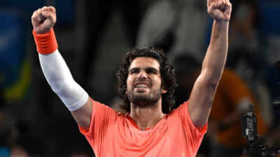 Carlos Alcaraz survives first-set collapse, battles past Jaume Munar to reach Japan Open final