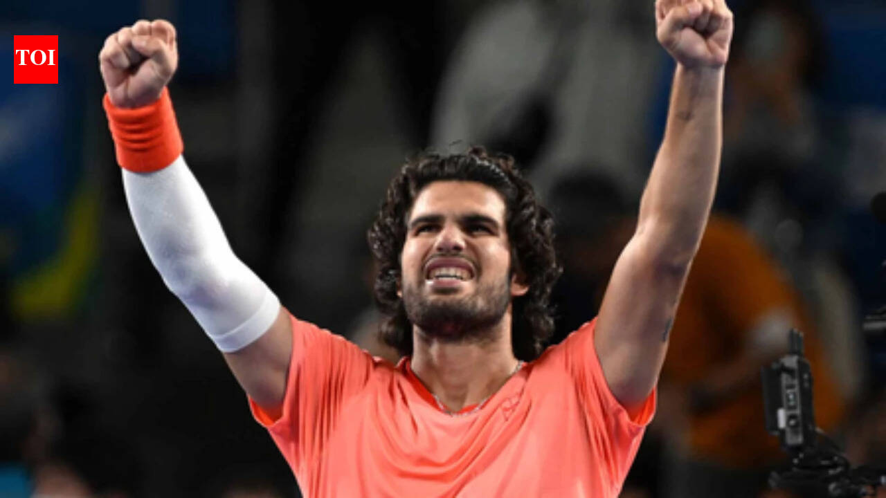 Carlos Alcaraz survives first-set collapse, battles past Jaume Munar to reach Japan Open final
