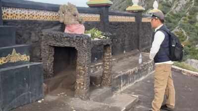 “Bhai vo Ganesh Ji pe cigarette chadha raha hai”: Why is there a cigarette offering to Ganesh Ji at Indonesia’s Mount Bromo? The truth behind the sight