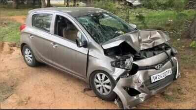 Farmer dies after car crashes into tree near Pochampally