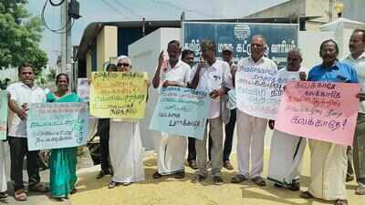 Residents demanding action against dyeing units lay siege to TNPCB office near Kumarapalayam