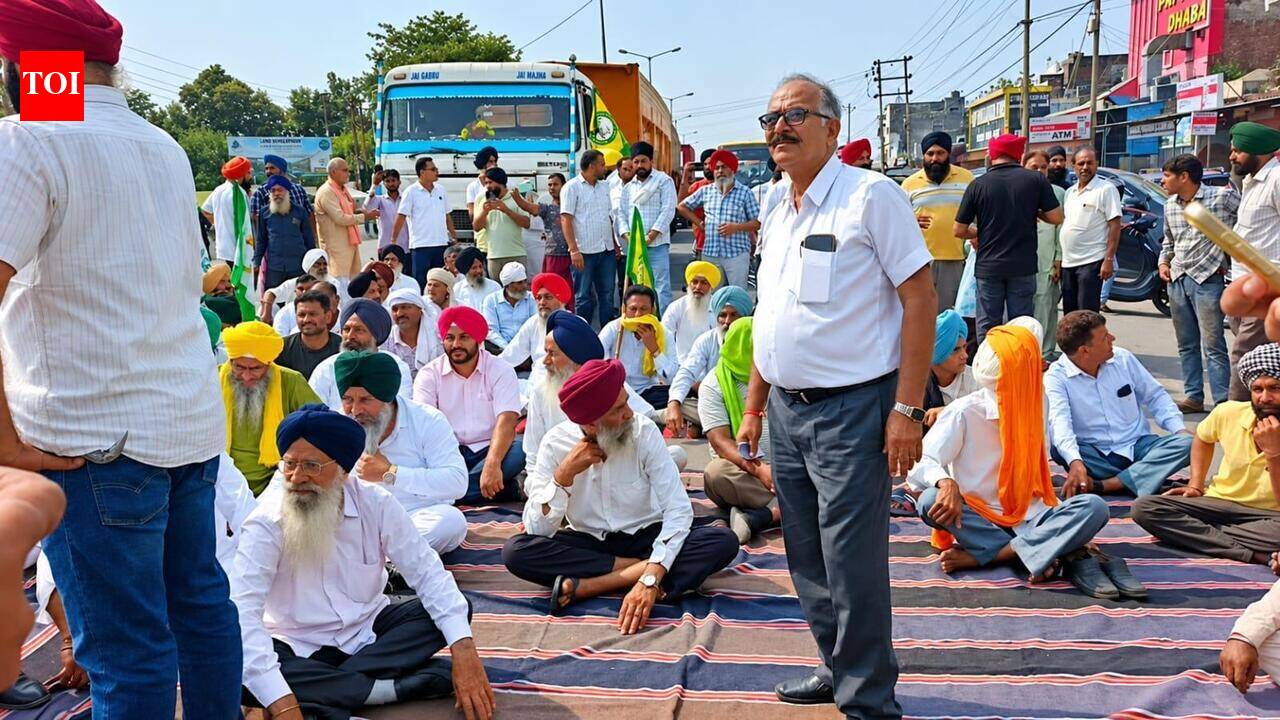 Farmers Block Highway in Rudrapur Over Delay in Paddy Procurement