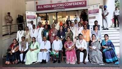 Kataria pushes cheaper public transport, higher parking fees at mayors’ meet