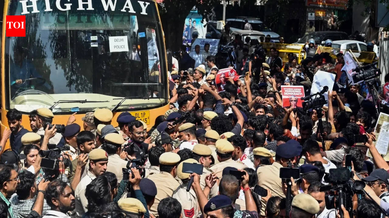 Delhi court grants bail to 17 students, journalists arrested during CEC protest