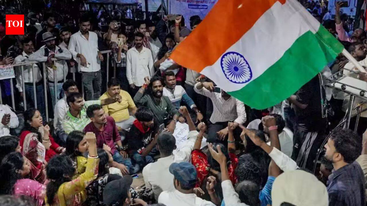 Jharkhand protest: Congress workers scuffle with police outside CEO office
