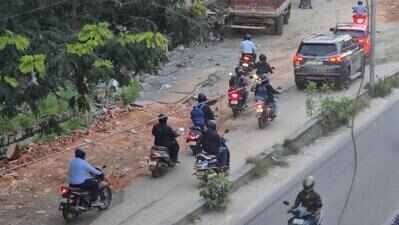 Pothole opens into mini-tunnel on Kanteerava Studio Road in Bengaluru, motorists fume