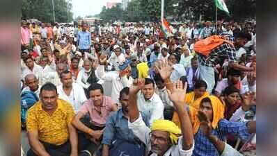 Nal-Jal workers stage protest in Patna, plan foot march to CM residence