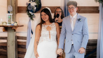 A storm cut off an Outer Banks couple from most of their wedding guests; they posted an open invitation online, and more than 400 strangers showed up with food, music and cameras to celebrate