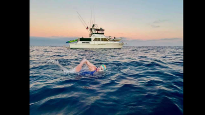 A 70-year-old woman swam 20 miles across California's Catalina Channel after her brother received a kidney transplant; she raised over €15,000