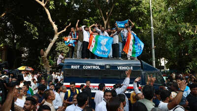 Oppn MPs reach Jantar Mantar for fresh protest against CEC - top developments