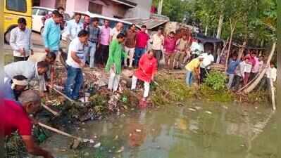 Volunteers lead pond cleaning drive to boost water conservation