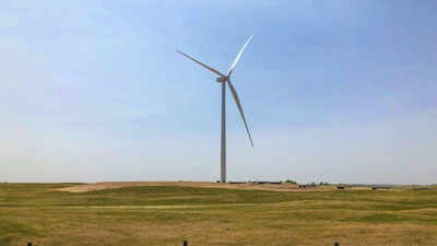 On a 160-acre Nebraska farm parcel, one wind turbine and its equipment use about 1 acre; the developer says a typical 30-year lease averages $10,000 to $12,500 a year, versus about $600 for top-dollar corn on that acre