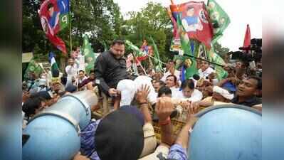 Tejashwi leads oppn march against SIR