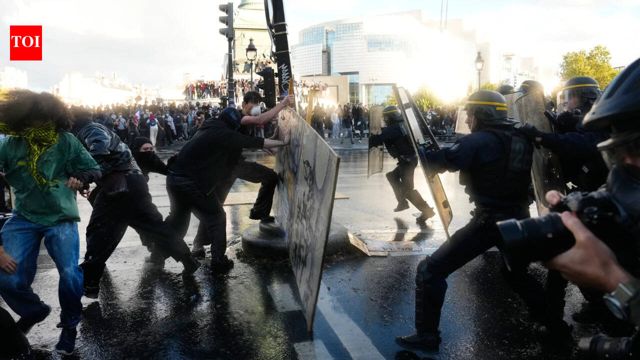 France student protests escalate in Paris: Clashes erupt, police fire tear gas