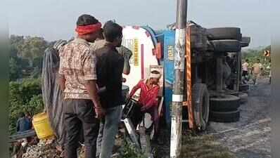 Tanker carrying 24,000 litres of diesel overturns in Sonbhadra, locals rush to collect spill