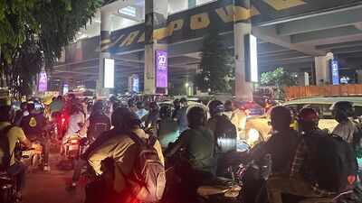 Delhi protest alert: Long queues of vehicles at Gurgaon border, heavy security at Noida entry points