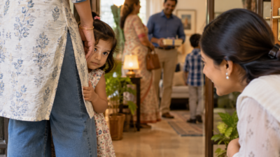 Psychology says toddlers who hide behind your legs but keep peeking at guests may be managing two competing feelings