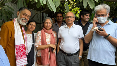 Neha Bora, Yogendra Yadav lead march in Delhi after CJP leaders detained