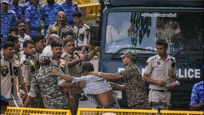 Stones hurled at bus carrying detained protesters in Delhi’s Jhandewalan, cops injured