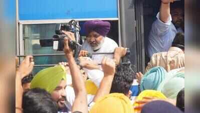 Delhi police stormed Gurdwara Bangla Sahib wearing shoes: AAP